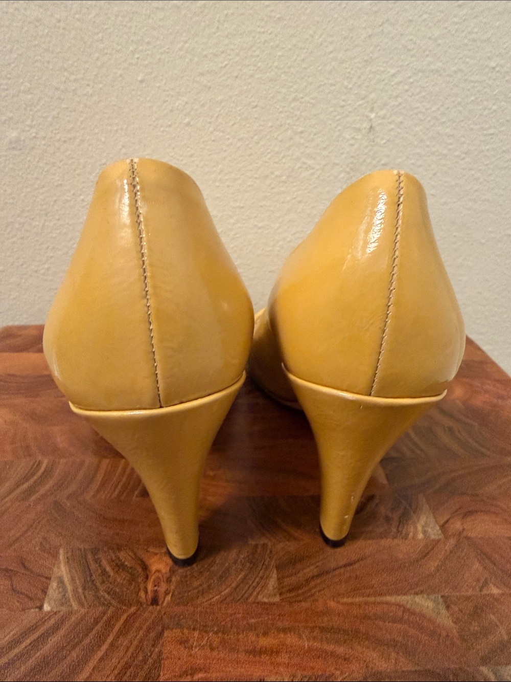 Gucci Hysteria Yellow Mustard Patent Leather Heels Gold Emblem Size 38 C (US 8) - Picture 5 of 9
